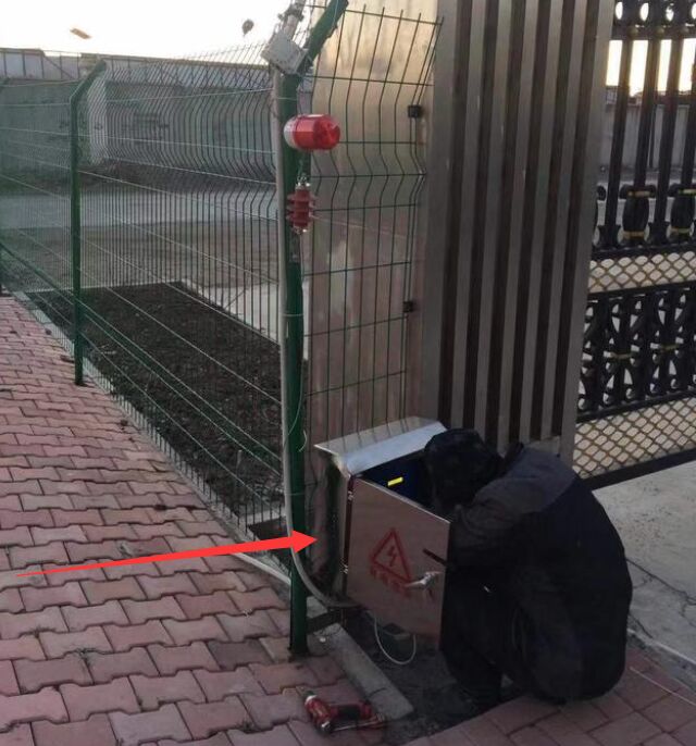 周界報(bào)警電子圍欄怎么配防雷器？